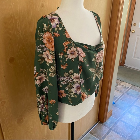 American Eagle • Sweetheart Neck Line Ruched Front smocked low back blouse - Picture 5 of 13